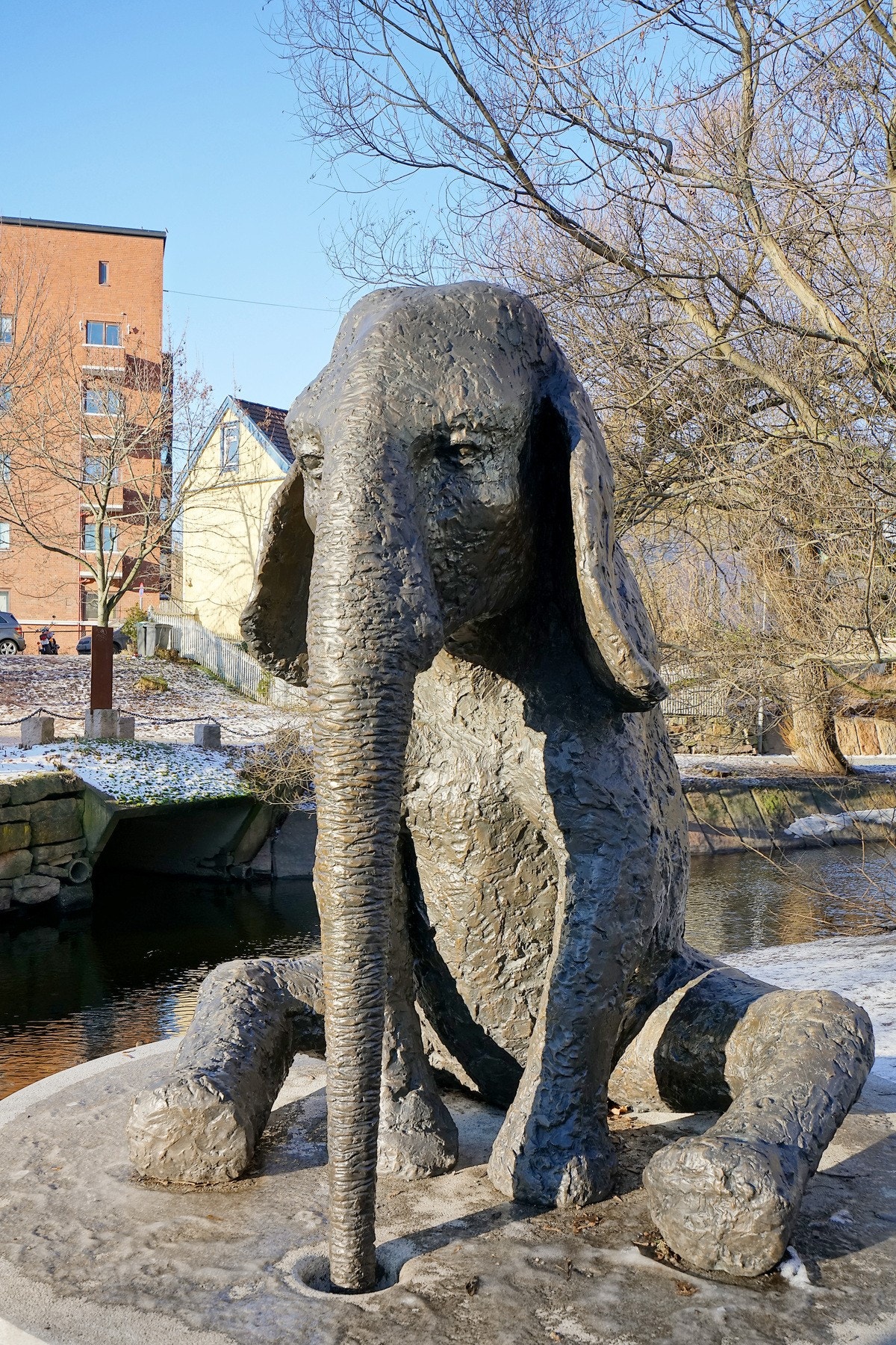 Offentlig kommunikasjon er svært god, med bussholdeplasser i Sannergata og Biermanns gate ca. 3 minutter unna, samt trikk i området. Det er også kort vei til Carl Berners plass, Grefsen stasjon og Oslo S, noe som gir enkel tilgang til resten av byen og re Galleribilde