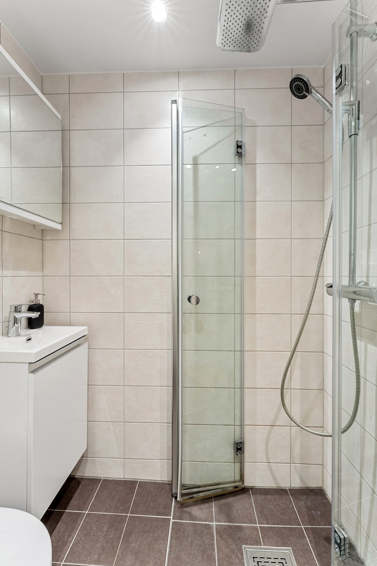 Romslig dusjhjørne med innfellbare glassdører og både regndusj og hånddusj. Det er tilrettelagt for smal/toppmatet vaskemaskin, og borettslaget har i tillegg fellesvaskeri. Et praktisk og tidsriktig bad med oppgradert røranlegg fra 2022. Galleribilde