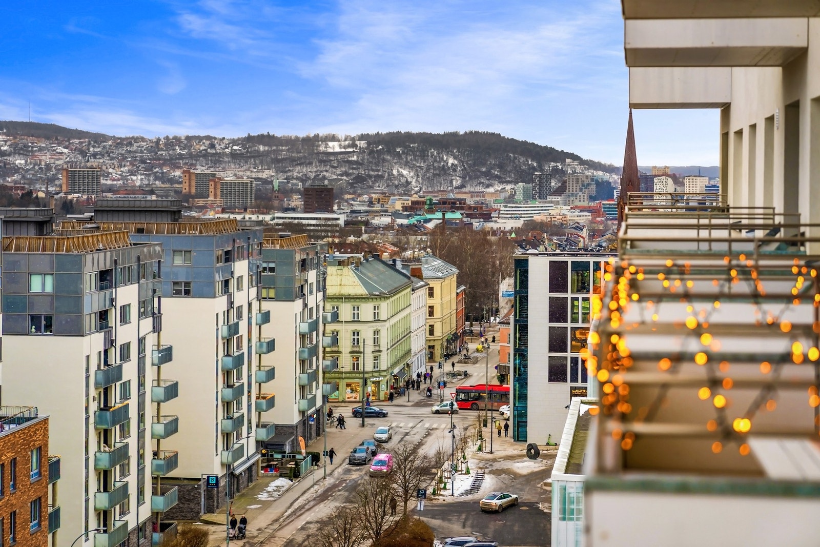 Fra balkongen har du utsyn mot Grünerløkkas levende bymiljø, med kort vei til kaféer, servicetilbud og Akerselva. En beliggenhet som kombinerer urban puls med nærhet til grønne rekreasjonsområder. Galleribilde