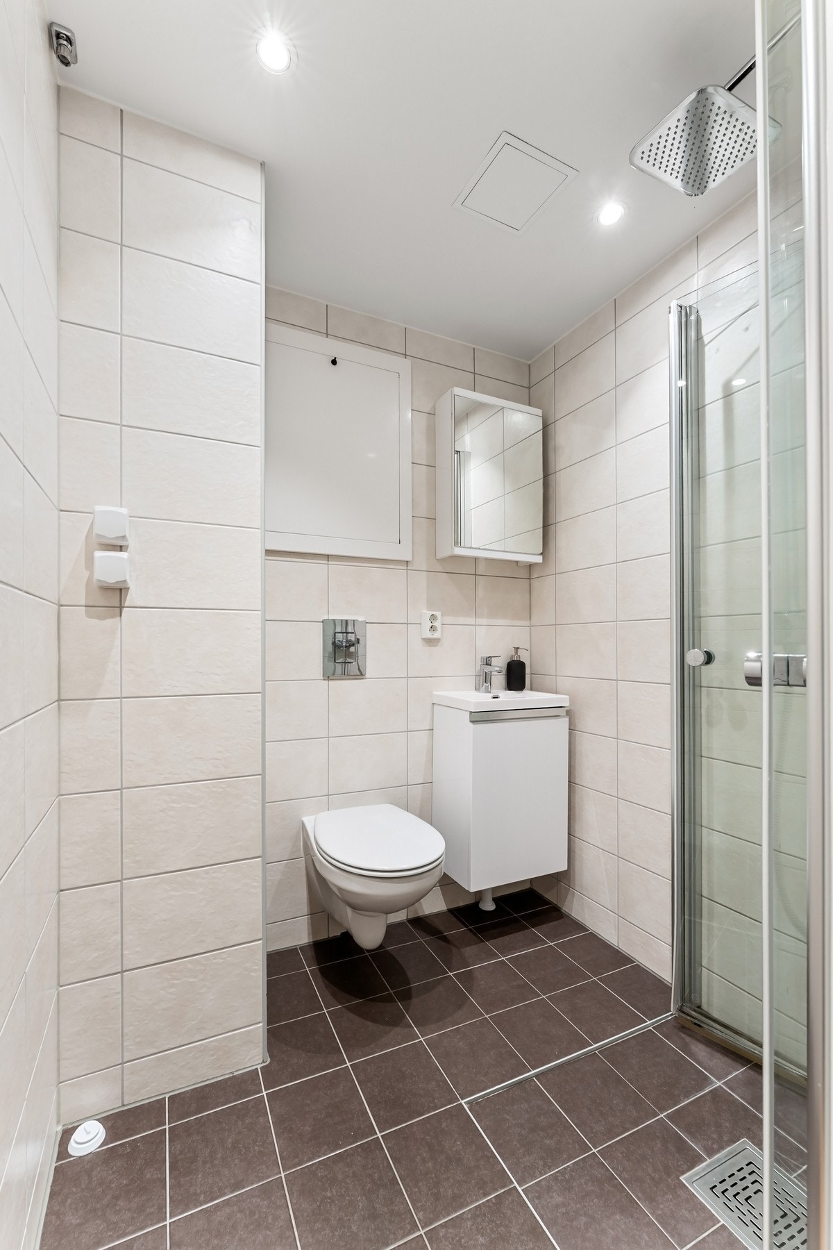 Flislagt baderom rehabilitert i 2022 i regi av borettslaget, med gulvvarme, vegghengt toalett og moderne innredning. Arbeidene er utført av faglærte og det foreligger ferdigattest. Galleribilde