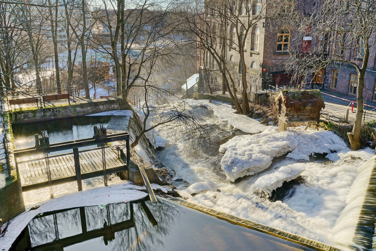 Langs Akerselva finner du Vøyenfallene og Beierbakken, med flotte turstier og historiske omgivelser rett utenfor døren. I nærområdet ligger også Sagene Squash og Fitness, Mølleparken skatepark og Klatreverket på Grünerløkka, som gir et variert og aktivt f Galleribilde