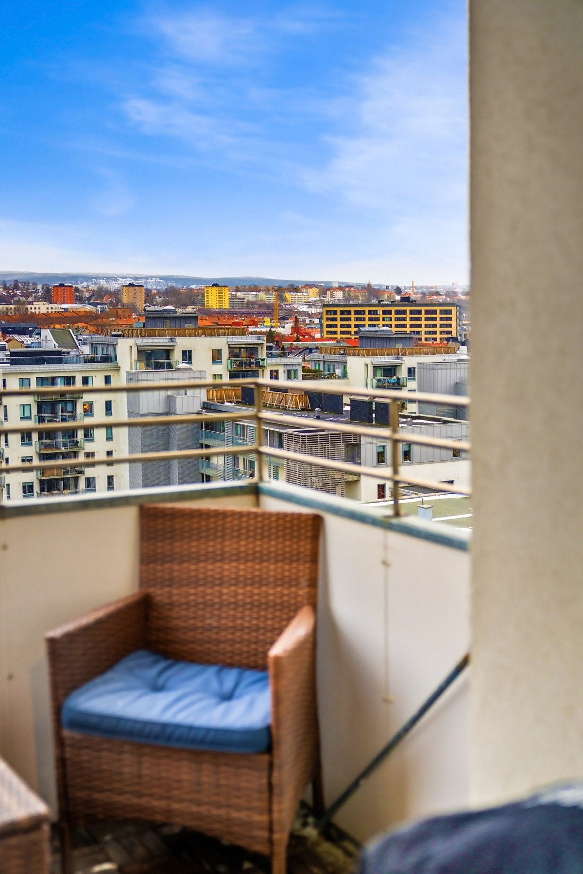 Balkong i 15. etasje med åpen og luftig utsikt over byen. Her sitter du høyt og fritt, uten innsyn og får en attraktiv uteplass. Galleribilde