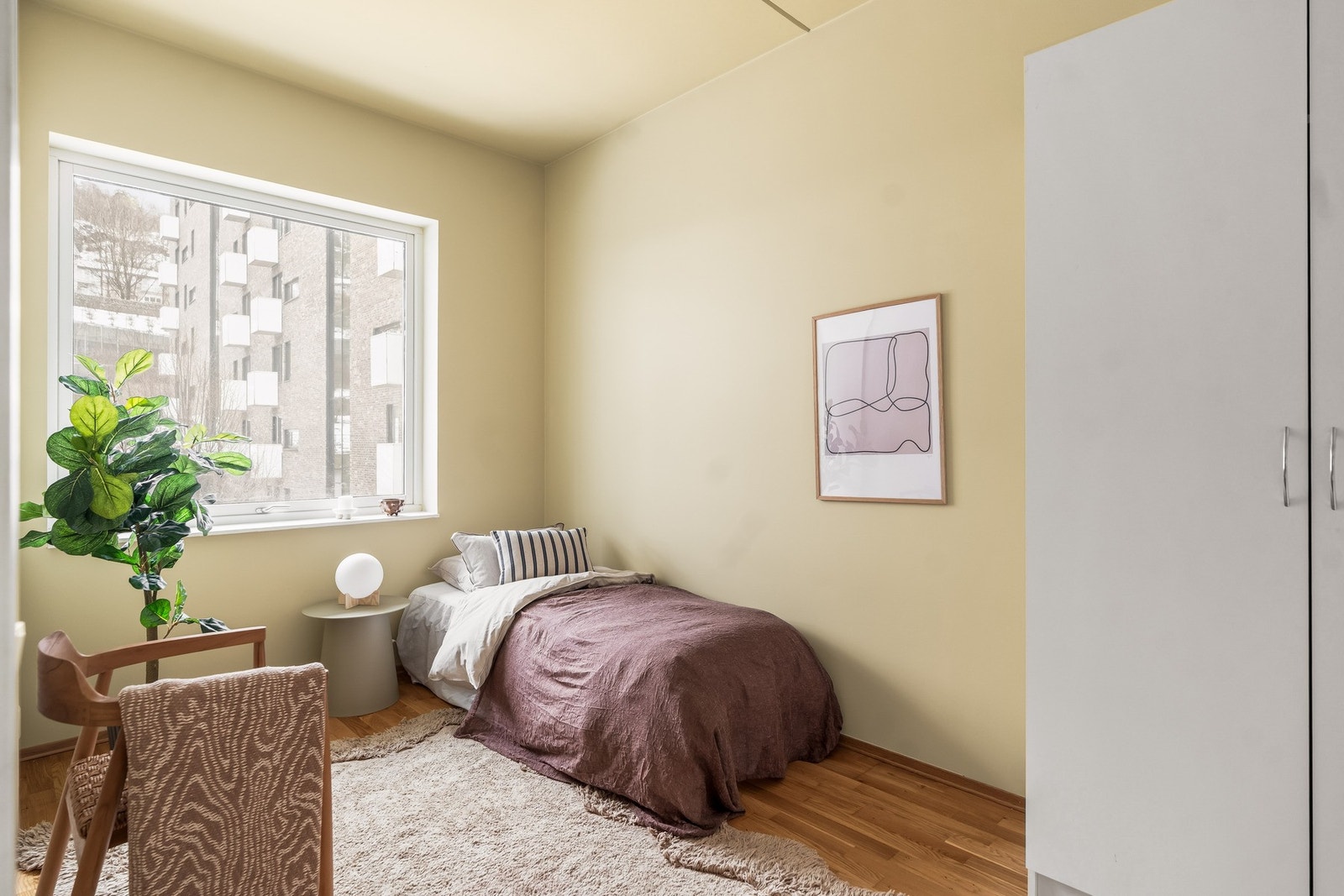 Soverom 3 - Soverom av meget god størrelse med god plass til møblering av dobbeltseng med tilhørende nattbord Galleribilde