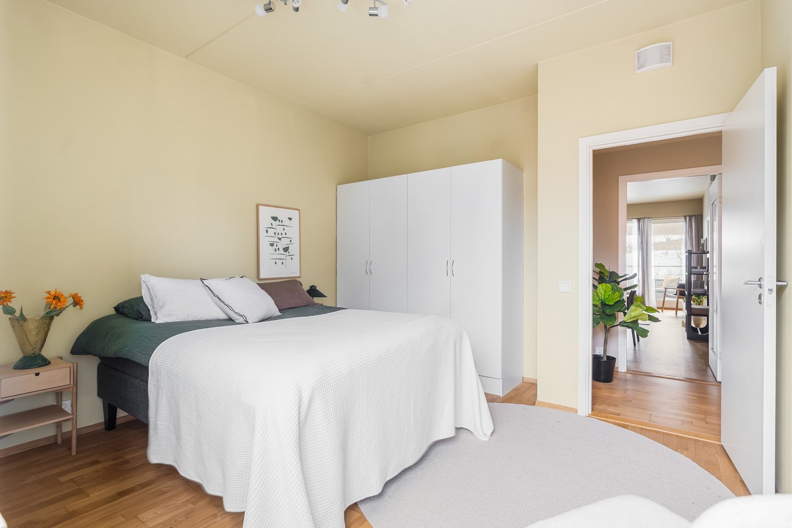 Soverom 1 - Store garderobeskap sørger for god lagringsplass Galleribilde