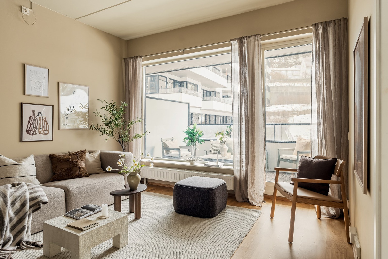 Store vindusflater sørger for meget godt lysinnslipp i boligen, og en lys atmosfære Galleribilde