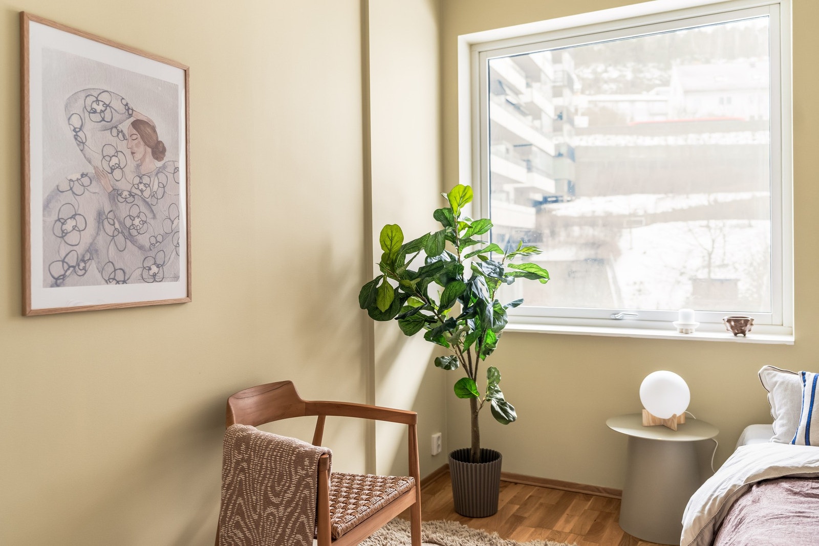 Soverom 2 - Det store vinduet sørger for godt med naturlig lysinnslipp Galleribilde