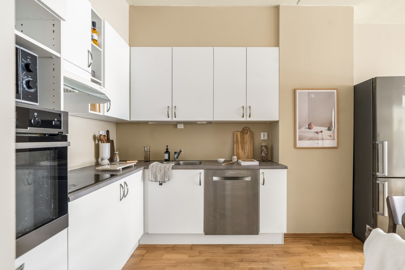 Kjøkkenet byr på rikelig med skap- og benkeplass Galleribilde