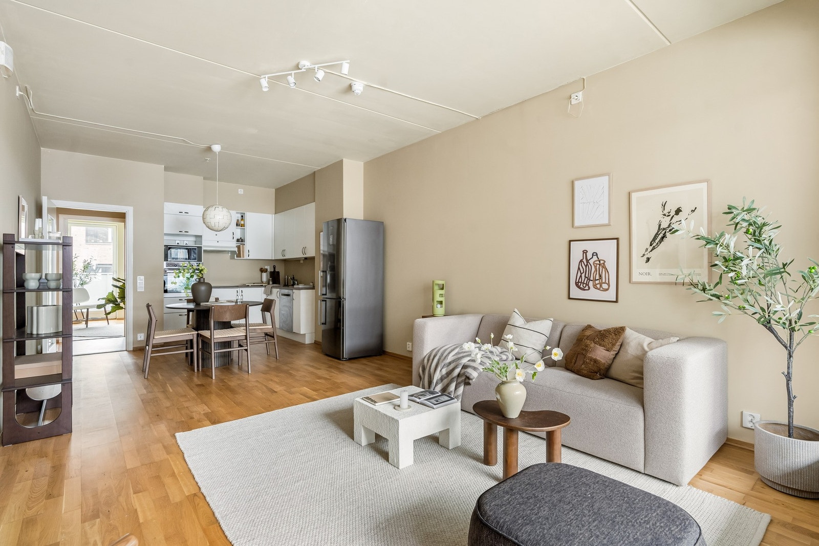 Videre inn i boligen kommer du til kjøkkenet med en hyggelig spiseplass Galleribilde