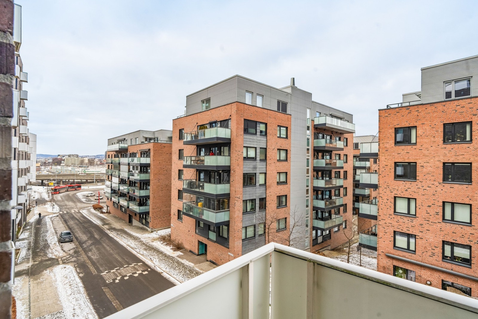 Fra soverommsbalkongen har du utsikt over nærområdet, og ned mot sentrum Galleribilde