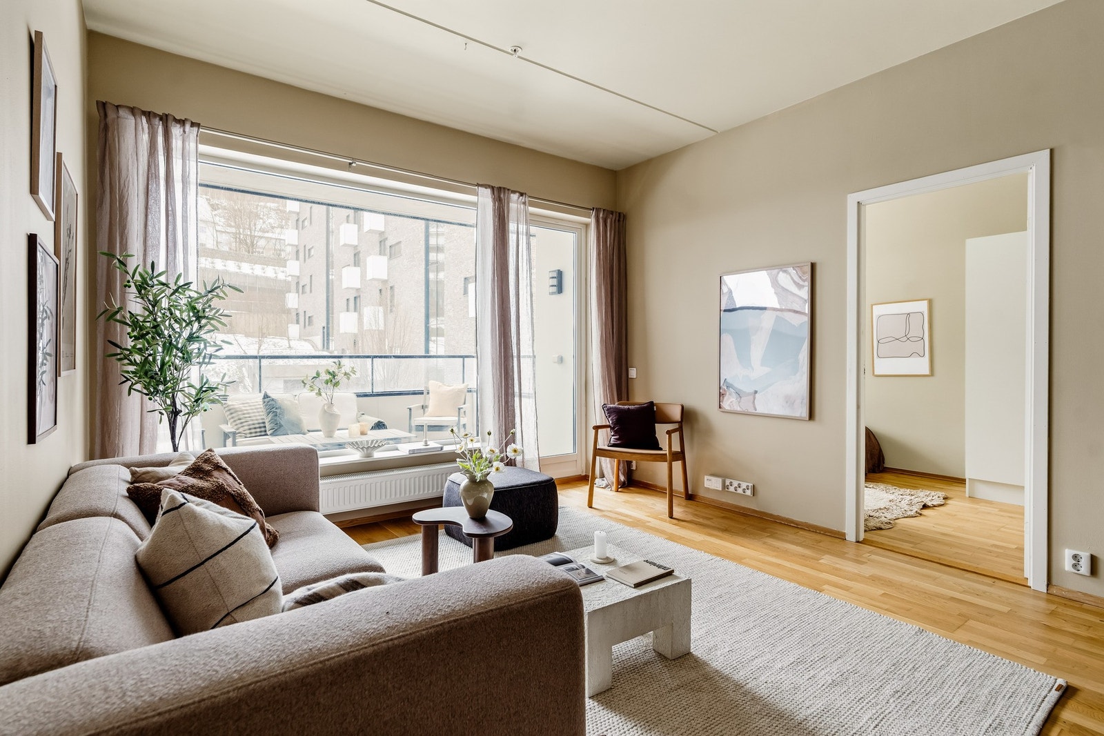 Videre har boligen meget god takhøyde på over 2,8m! Galleribilde