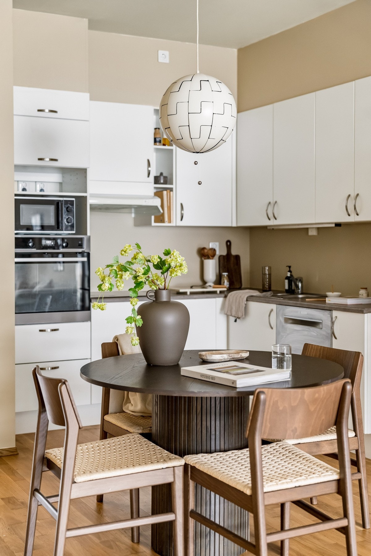 I tilknytning til kjøkkenet finner du en hyggelig spiseplass hvor du kan invitere familie og venner til deilige måltider Galleribilde