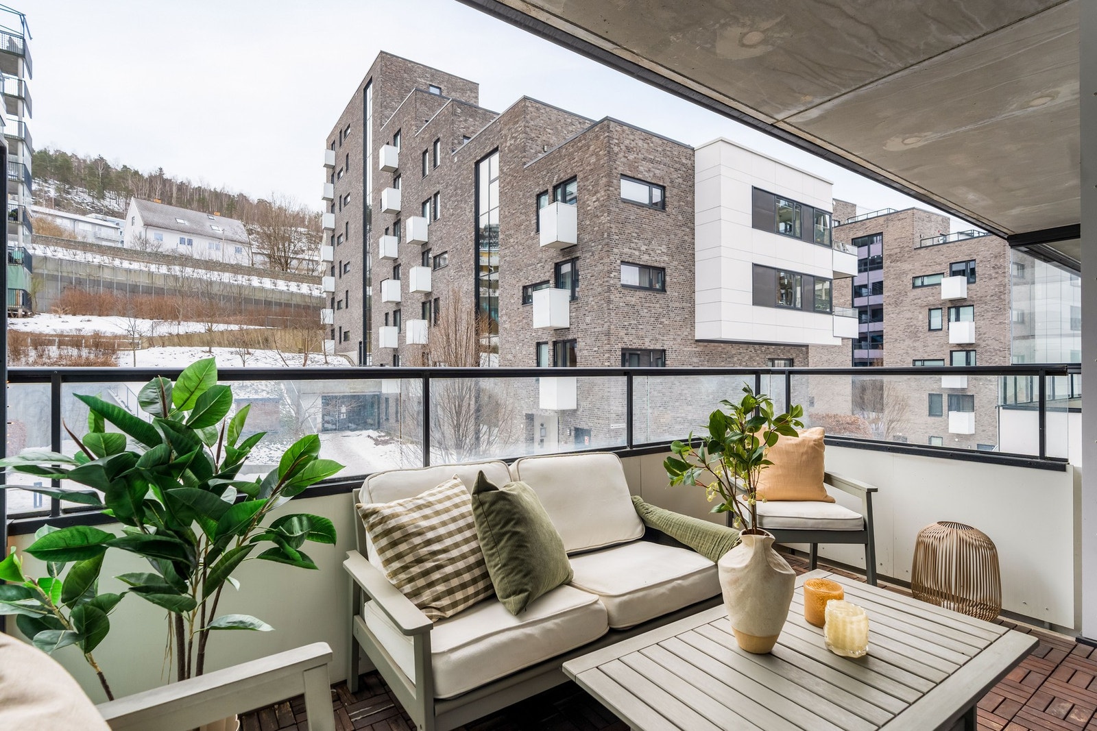 Fra stuen er det adkomst til en romslig sydvendt balkong med god plass til møblering og hyggelig utsyn over nærområdet Galleribilde