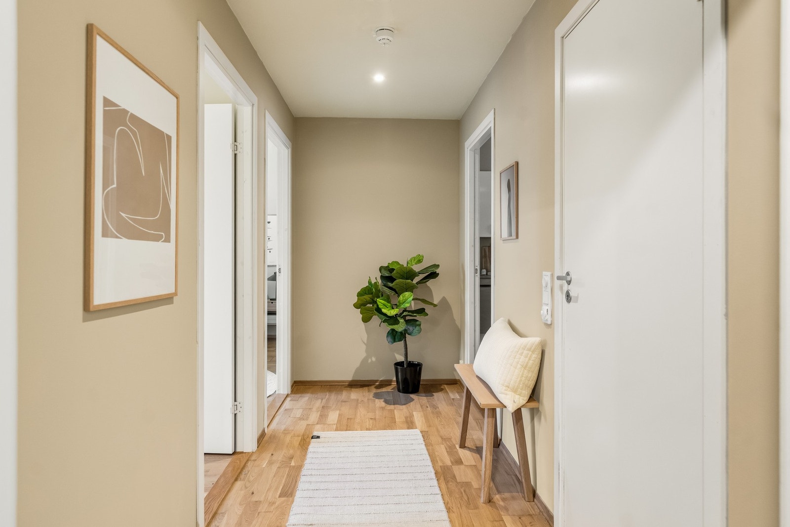 Når du kommer inn i boligen blir du møtt av en meget hyggelig entre som tar deg godt imot! Galleribilde