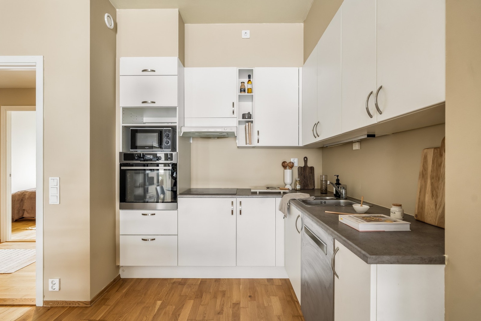 Av hvitevarer finner du nedfelt platetopp, komfyr i praktisk høyde, ventilator, kombiskap med kjøl- og frysedel og oppvaskmaskin Galleribilde