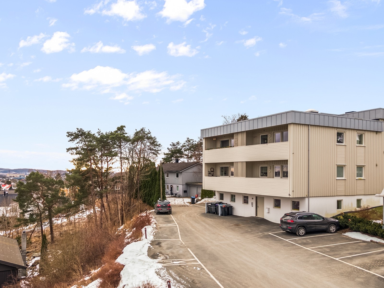 Vestlia borettslag har felles tomt og består av 32 boliger. Galleribilde