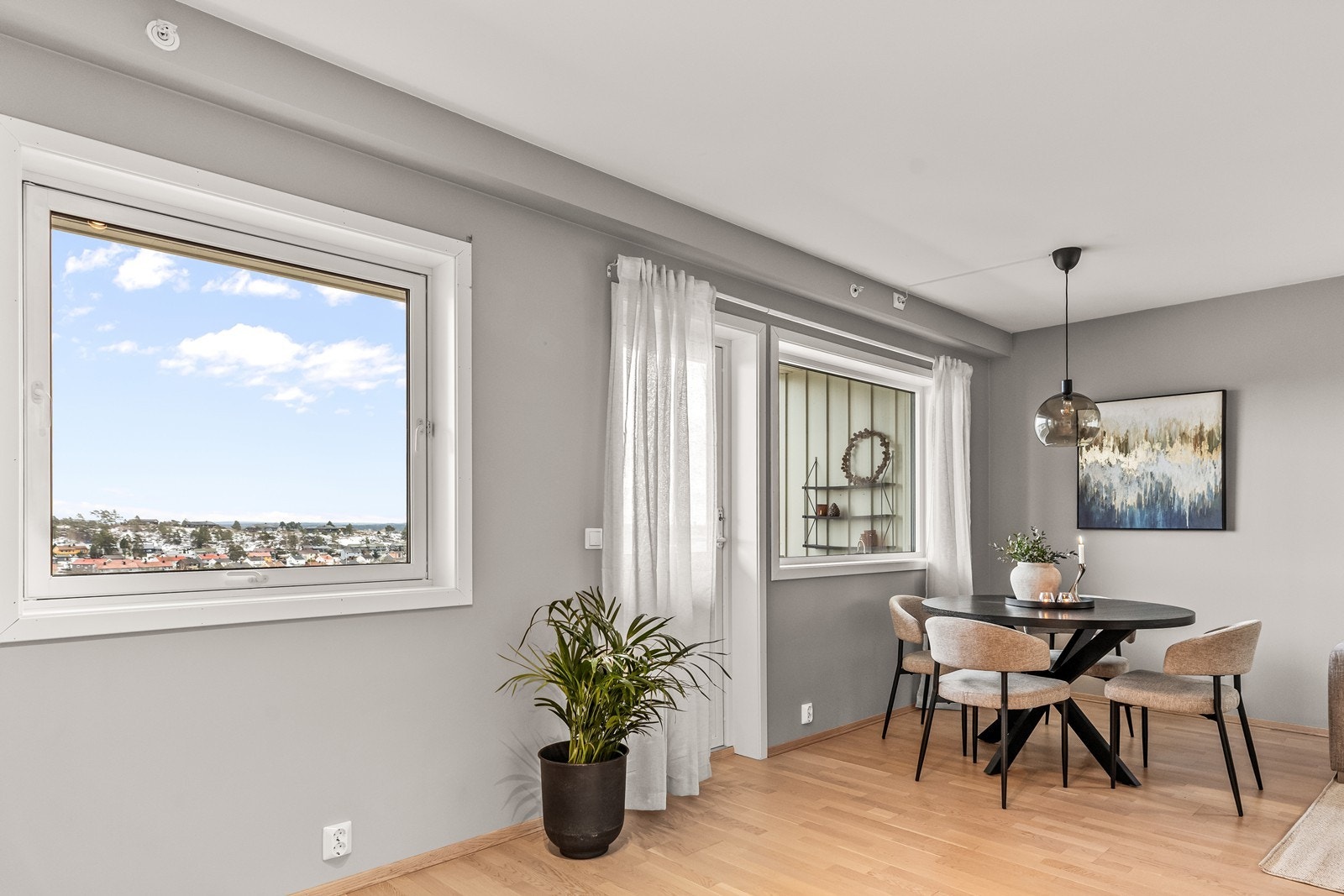 Store vindusflater med isolerglass fra byggetiden gir rikelig med naturlig lys. Galleribilde