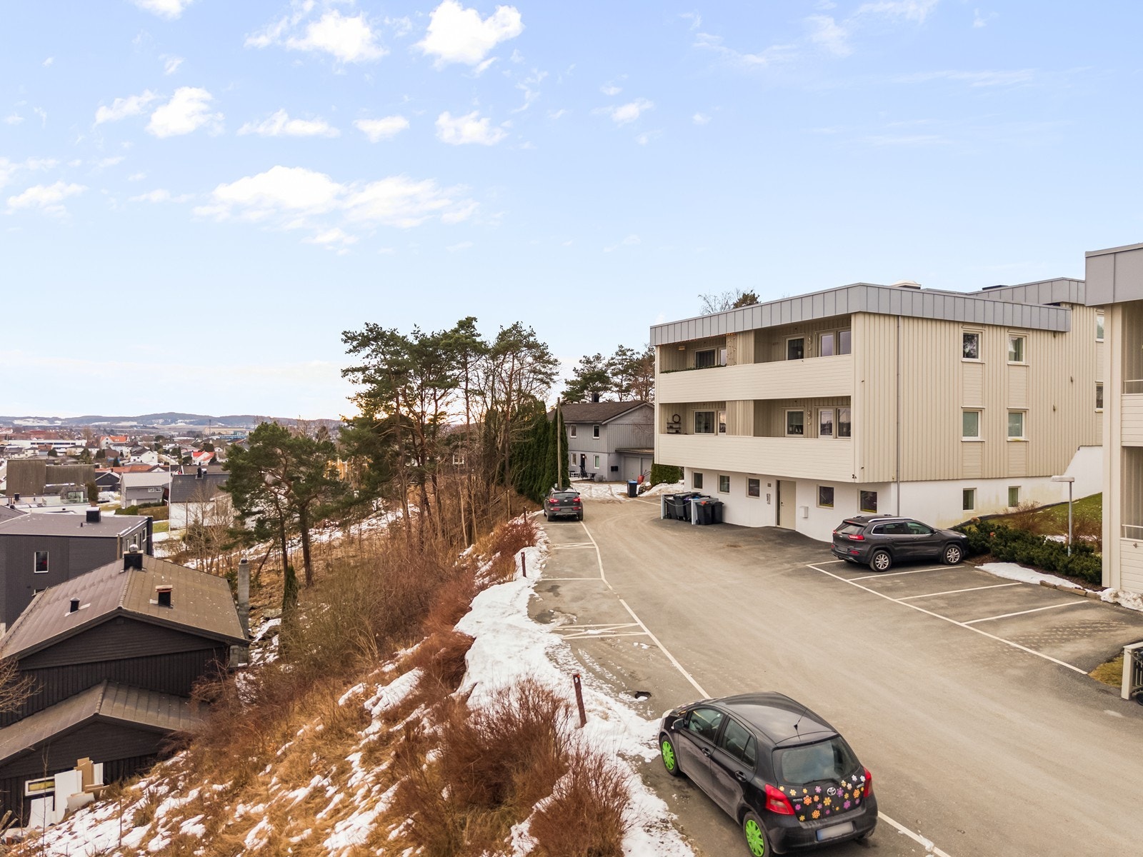 Parkeringsplassene på fellesområdet. Galleribilde