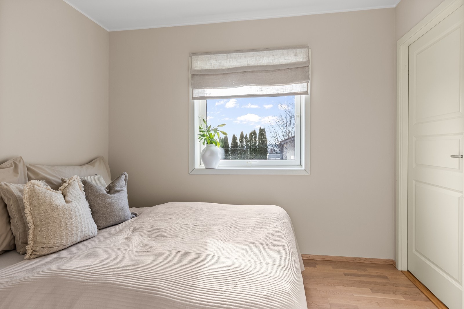 Soverommet har plass til dobbeltseng og tilhørende møblement. Galleribilde