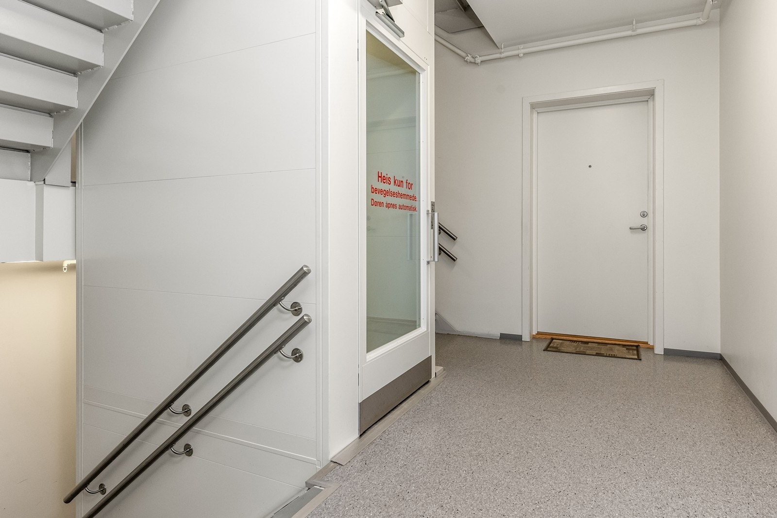 Bygget har heis, som gir enkel og trinnfri adkomst til leiligheten. Galleribilde