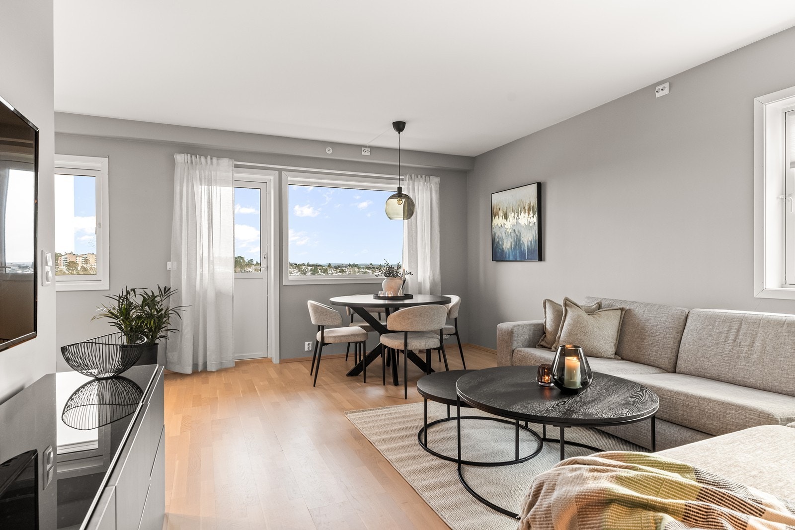 Stuen har god plass til både sofagruppe og spisebord. Galleribilde