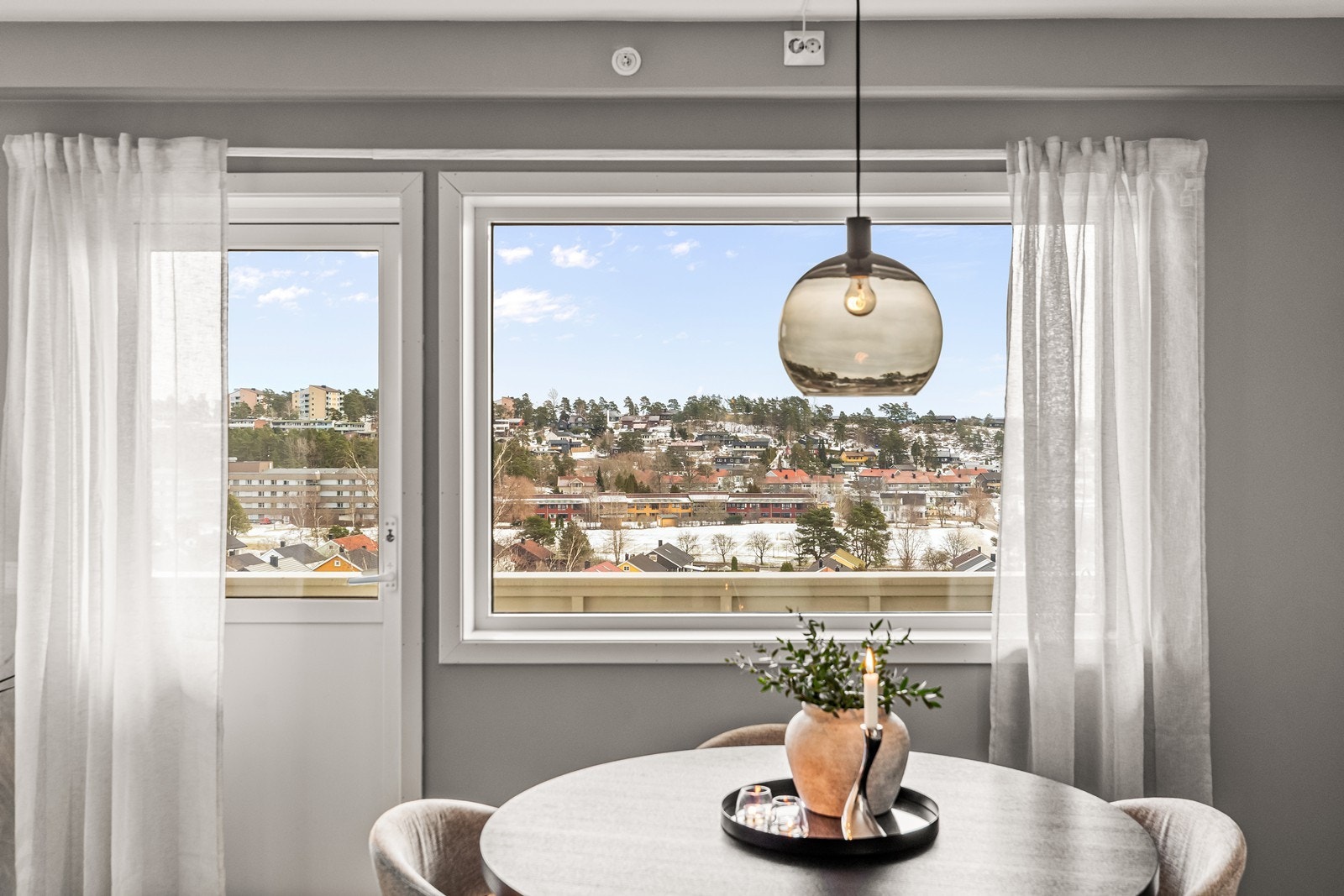 Spiseplassen er naturlig plassert ved vinduet med utgang til balkongen via en malt balkongdør. Galleribilde