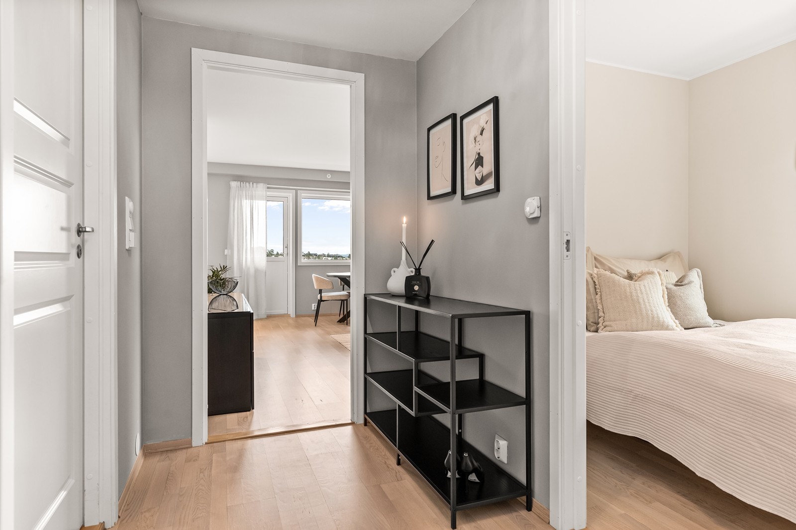 Leiligheten har en praktisk entré som binder rommene sammen. Galleribilde