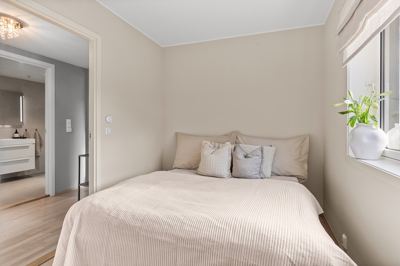 Rommet har en standard fra byggeåret 2014 og malte, glatte innerdører. Galleribilde