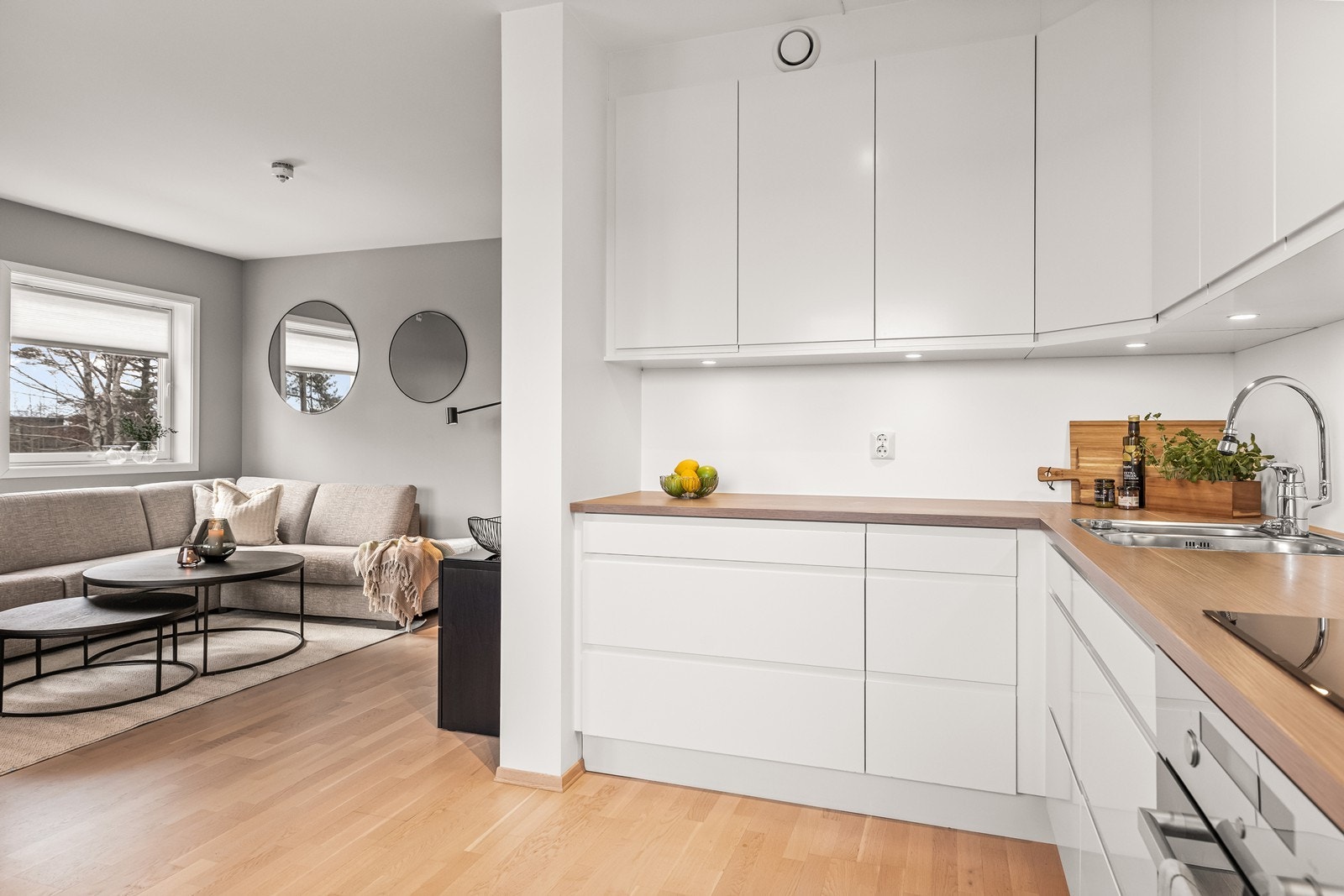 Kjøkkenet har en laminat benkeplate og fabrikklakkerte fronter. Galleribilde