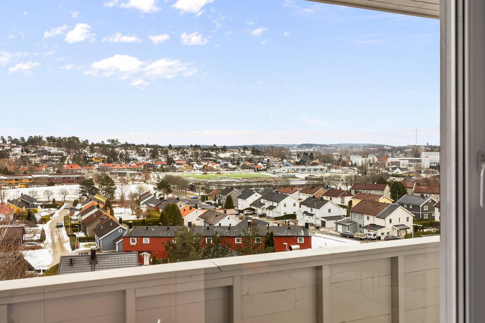 Området byr på nærhet til skoler, som Kurland barneskole kun 6 minutters gange unna. Galleribilde