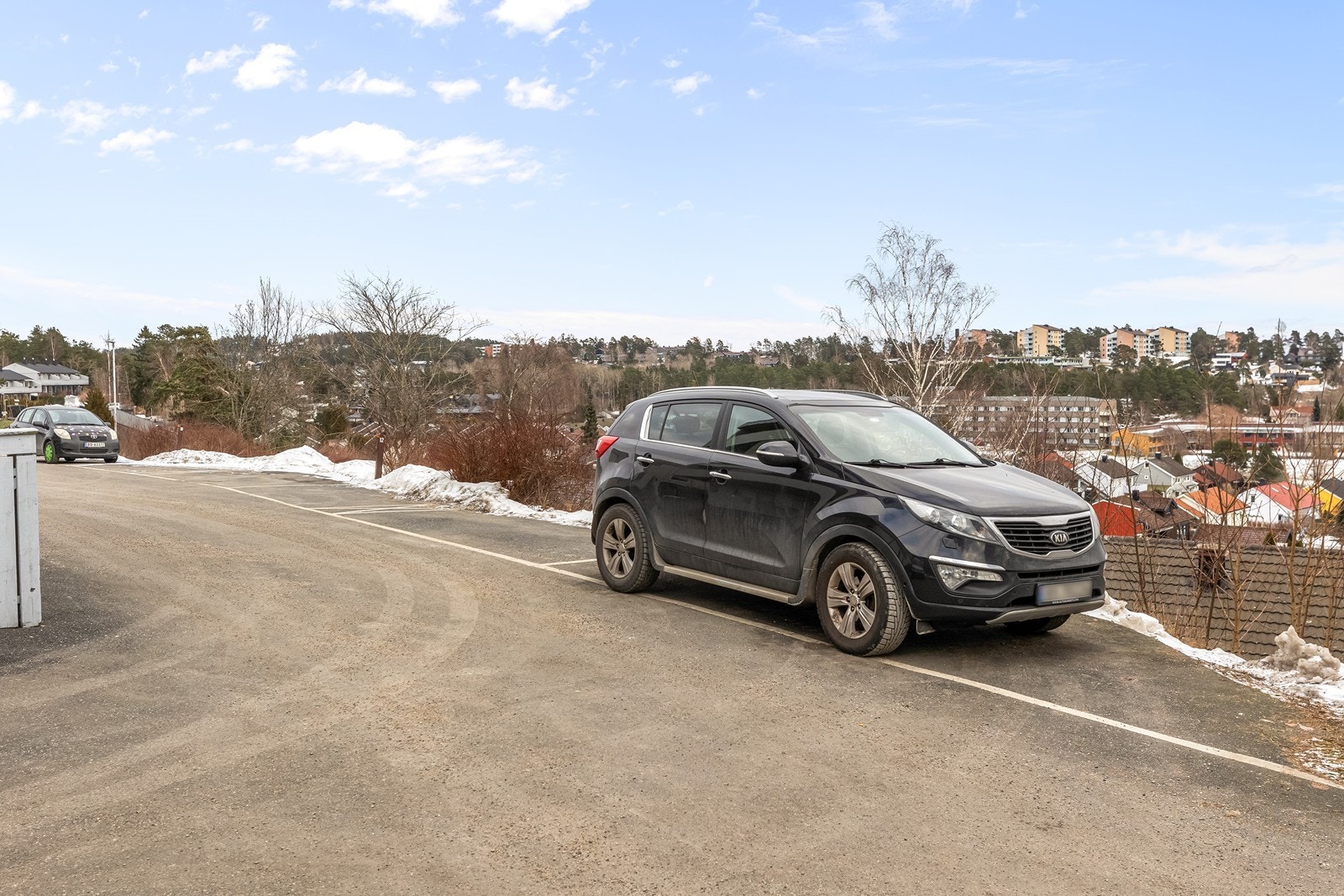 Parkering er kun tillatt på oppmerkede plasser for borettslagets beboere. Galleribilde