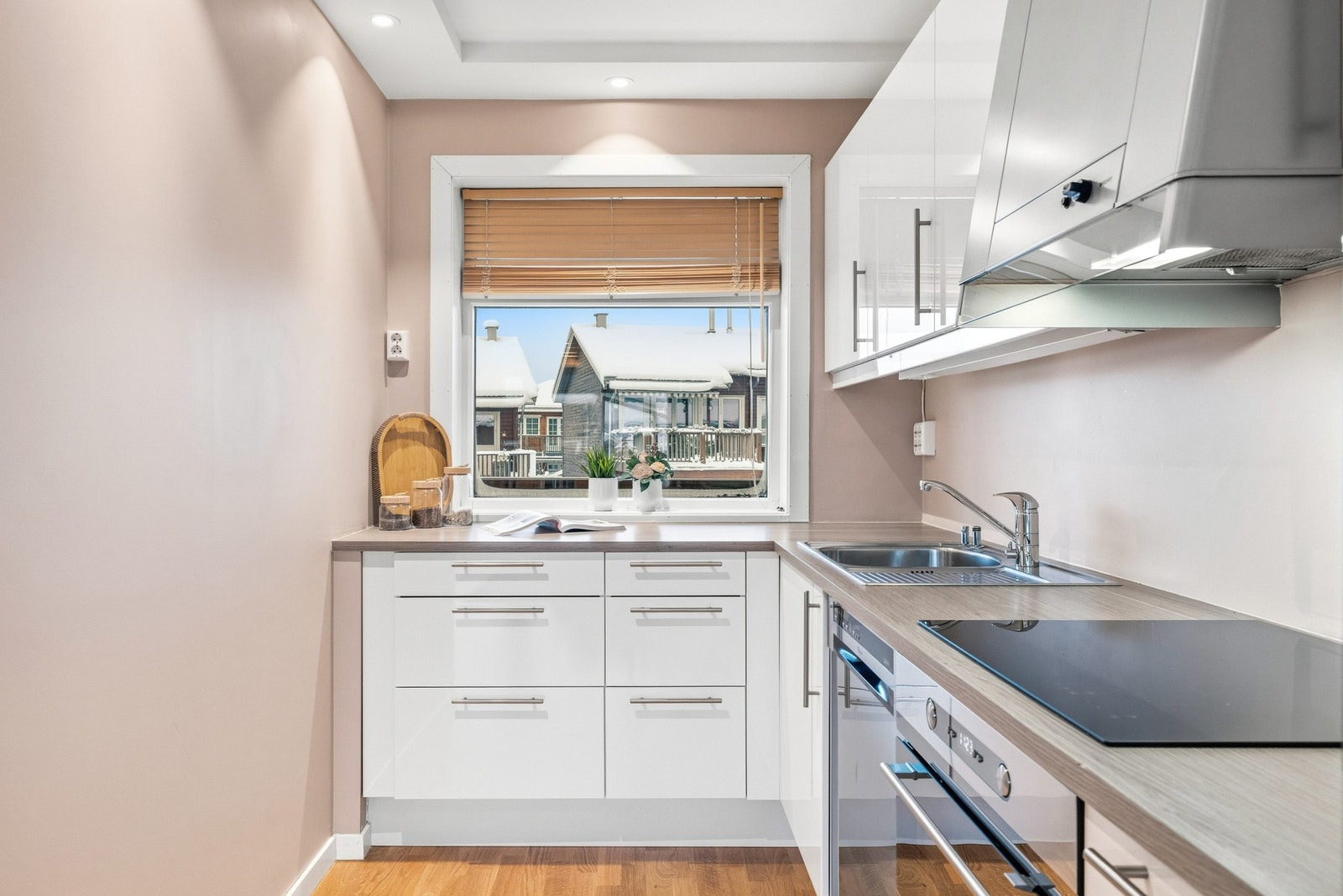 Videre får du et stort vindu for utsikt når du jobber. Galleribilde