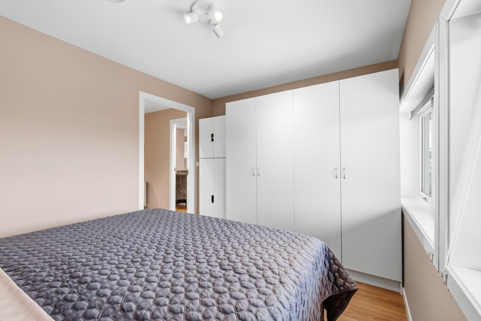 Rommet er utstyrt med en stor garderobe for ekstra lagring. Galleribilde