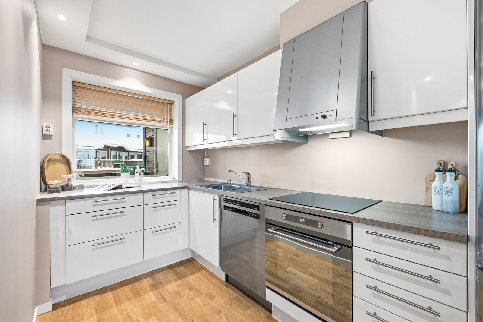 Her får du god plass til oppbevaring og matlagning! Kjøkkenet er utstyrt med frittstående kjøleskap med frysedel og oppvaskmaskin. Galleribilde