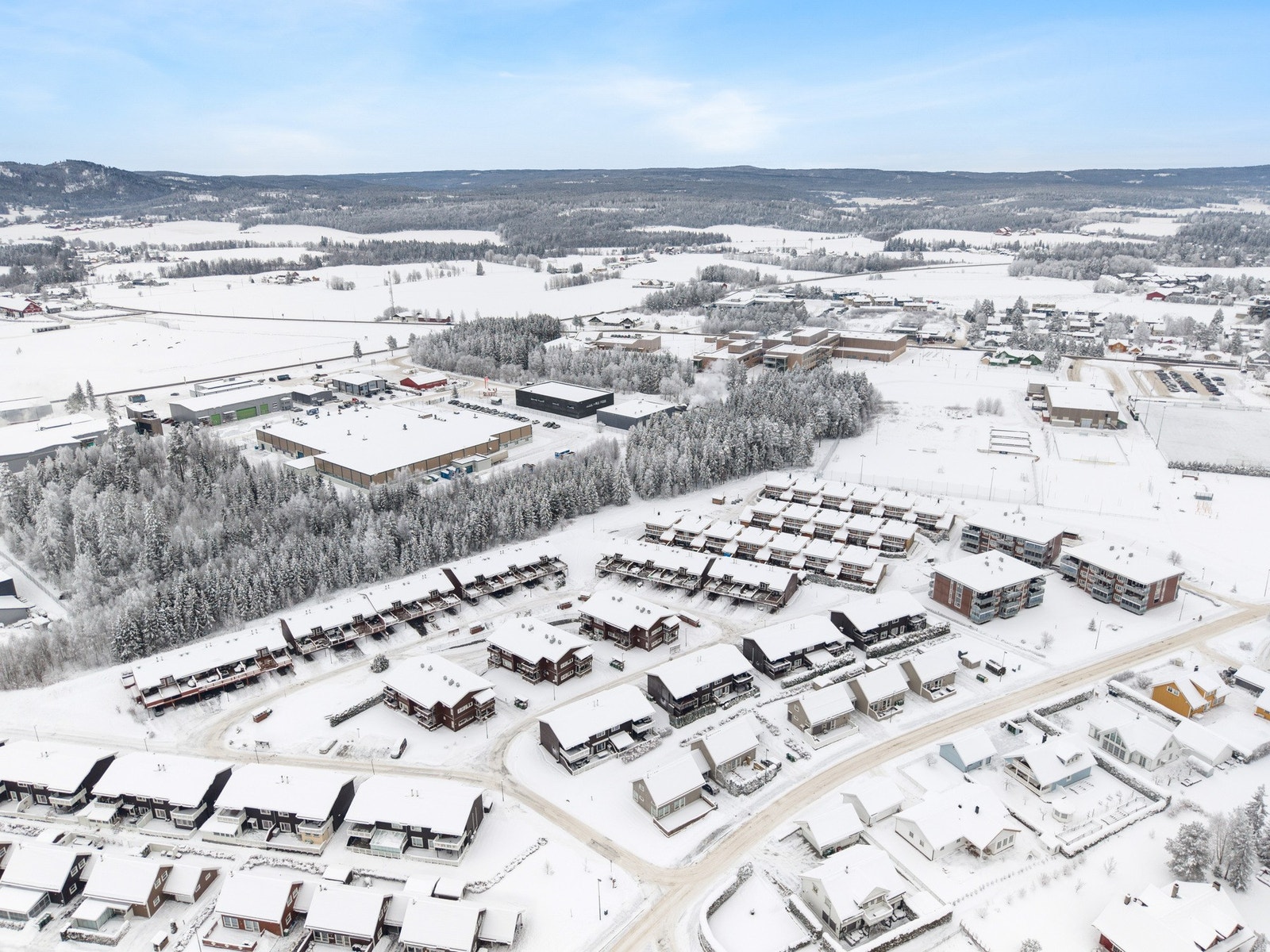 Leiligheten ligger i et godt etablert område med kort vei til lek og moro for store og små. Galleribilde
