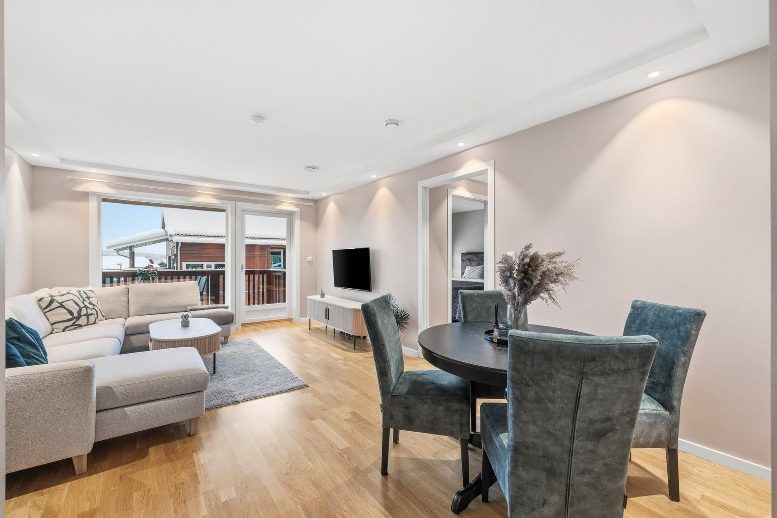 I stuen har du god plass til både spisebord og sofa med plass til hele familien. Galleribilde