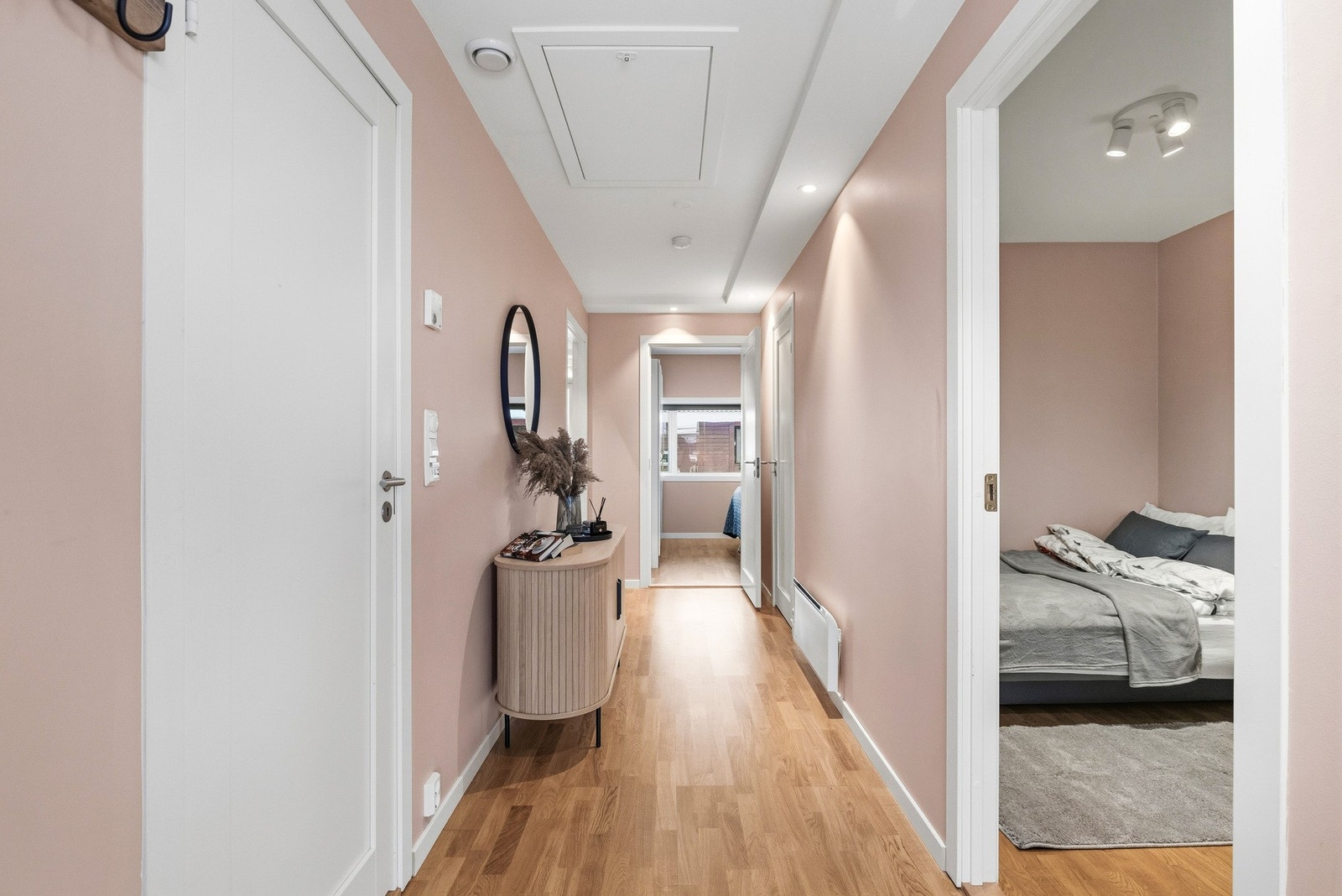 I gangen har du god plass til lagring av yttertøy, og skulle du trenge mer plass har du en innvendig bod med ekstra plass. Galleribilde