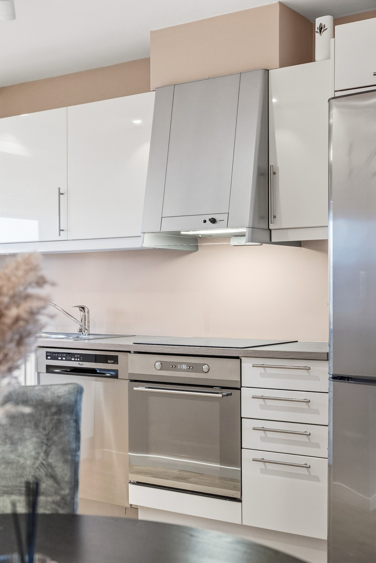 Stekeovn og platetopp er integrert. Galleribilde