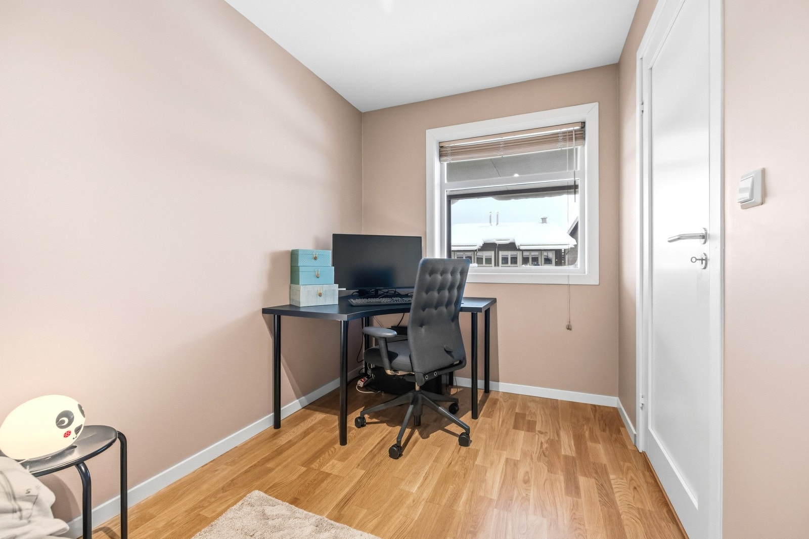 Rommet benyttes i dag som hjemmekontor / gjesterom, men passer også ypperlig som barnerom. Galleribilde