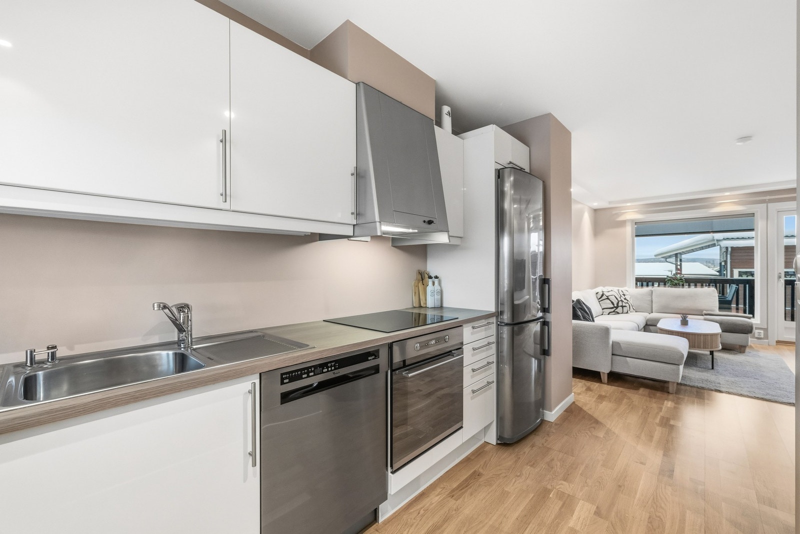 Nedfelt oppvaskkum i rustfritt stål med ett-greps armatur. Galleribilde