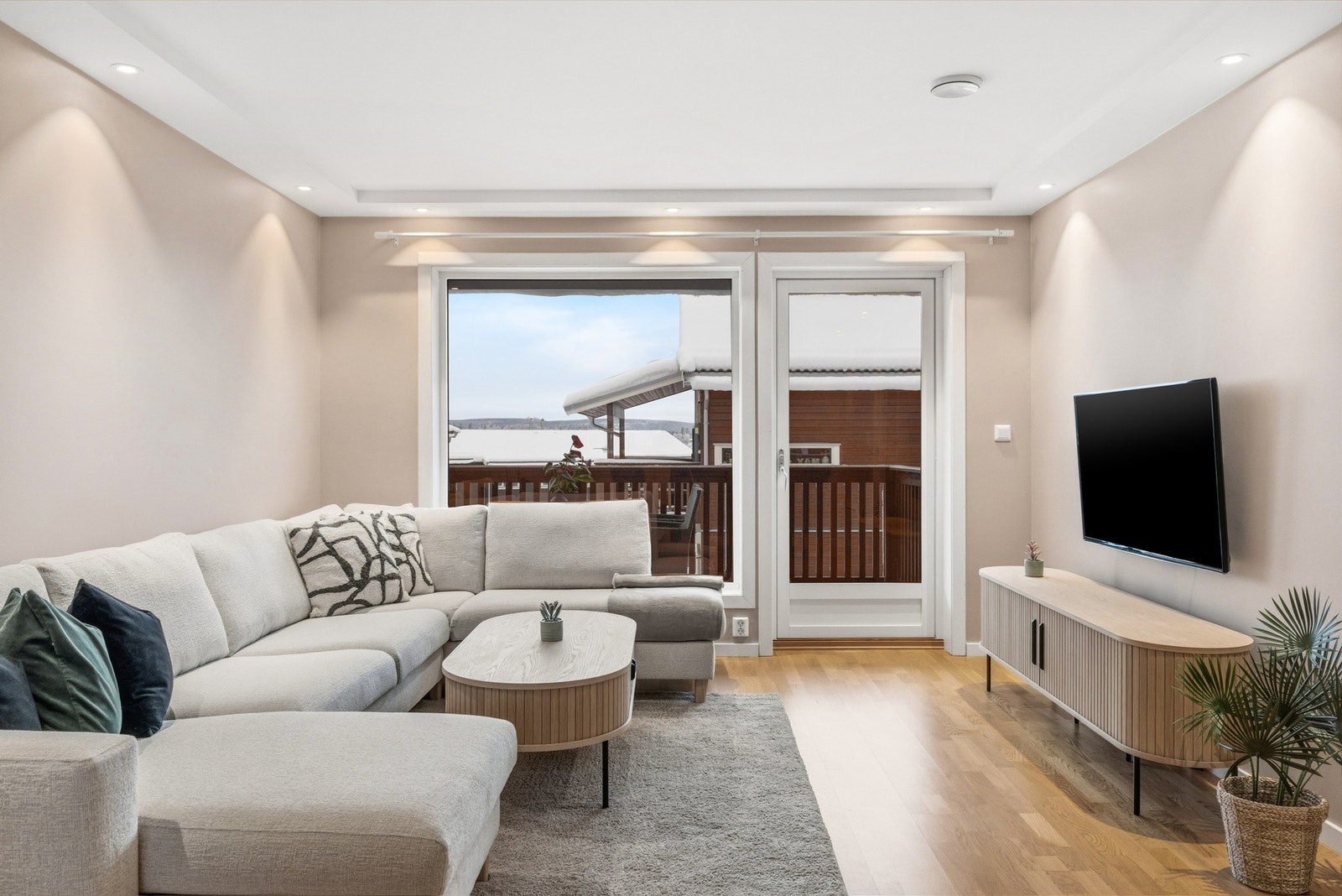 Rommet har gjennomlysning og store vindusflater som gir rikelig med naturlig lysinnslipp. Galleribilde