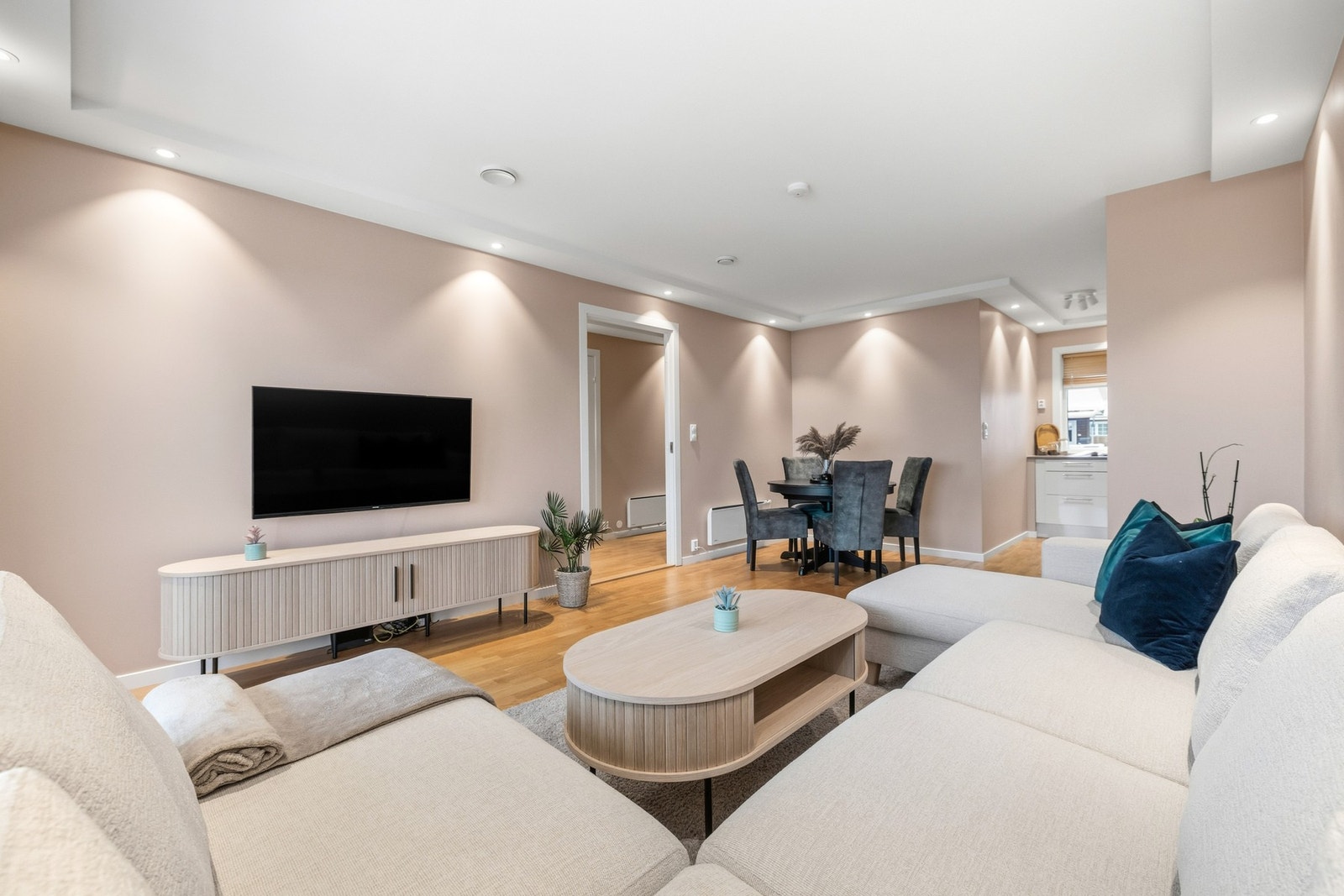 Leiligheten er oppgradert det siste året med gipsede vegger og downlights for et mer moderne utrykk. Galleribilde