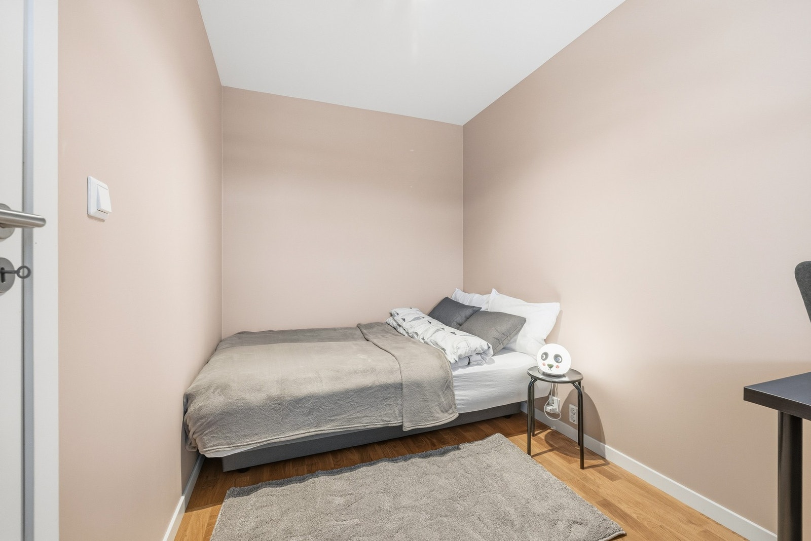 Soverom 1 er det første og minste av de to rommene. Her har du god plass til seng og garderobe. Galleribilde