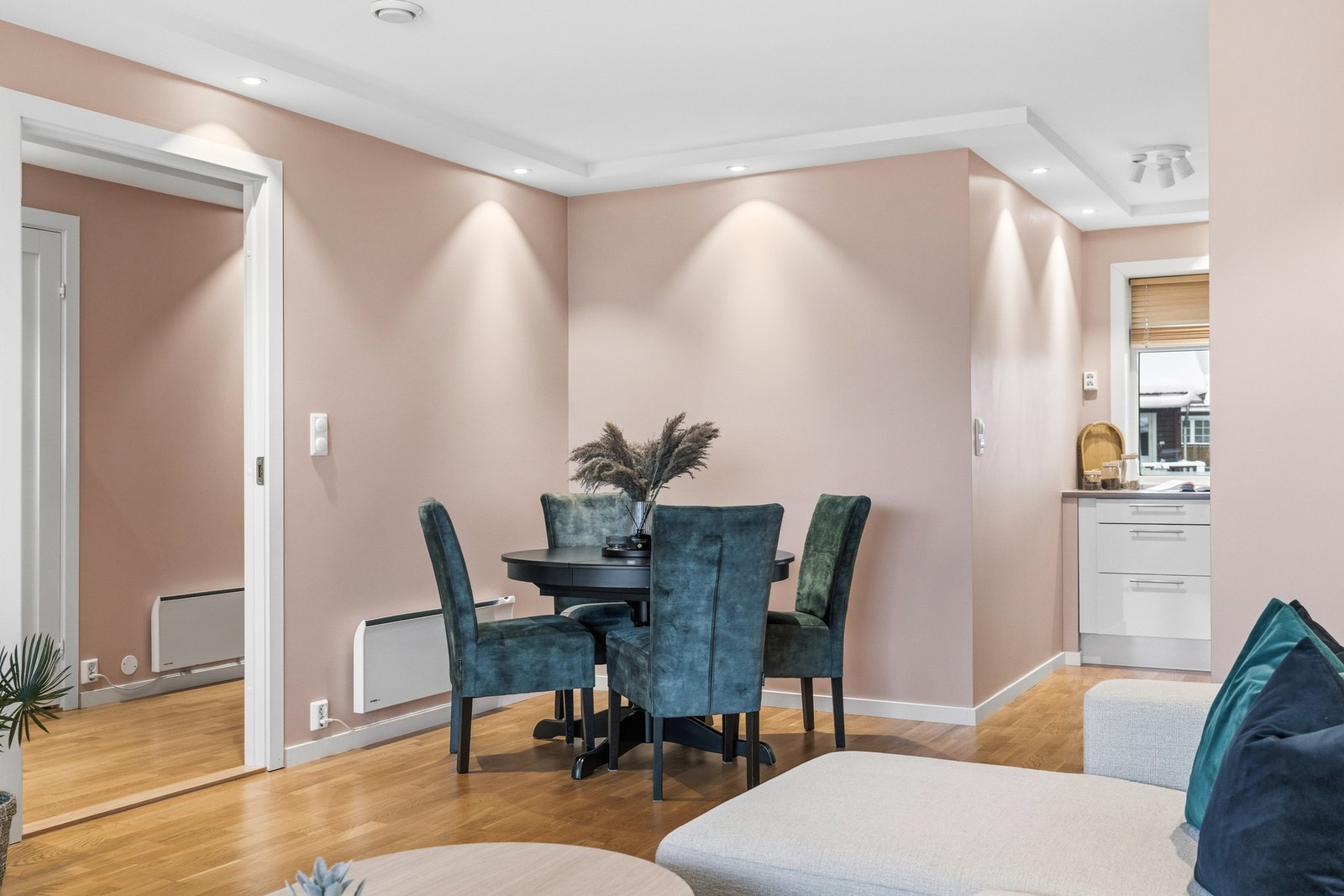 Overflatene er oppgradert i 2025 og rommet fikk i samme tidsrom downlights i taket for god belysning. Galleribilde