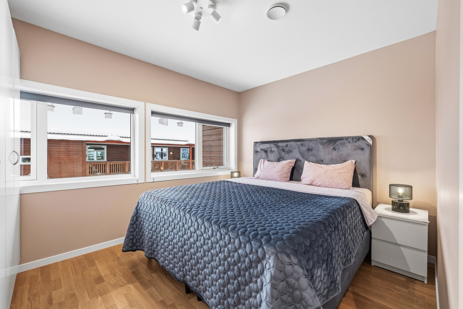 Hovedsoverommet er det største og har god plass til en stor dobbeltseng med tilhørende møblement. Galleribilde