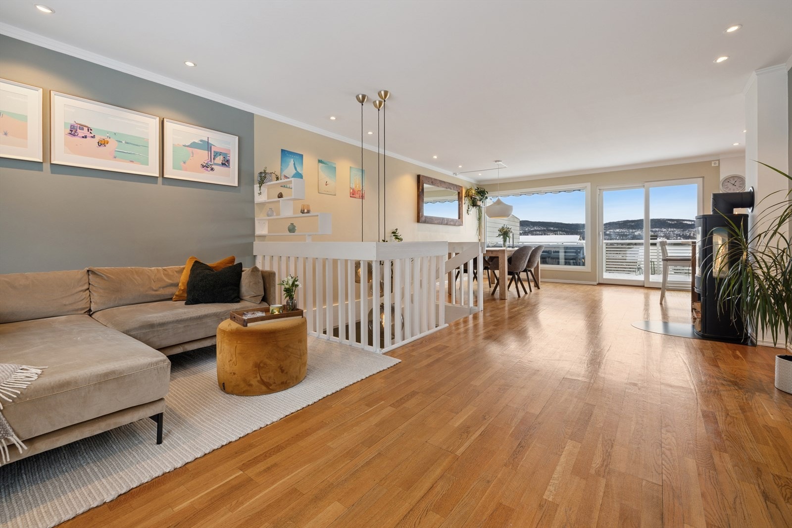 Stuen fremstår som romslig og lys med store vindusflater på begge sider av boligen noe som gir en god romfølelse samt rikelig med naturlig lys gjennom hele dagen. Galleribilde