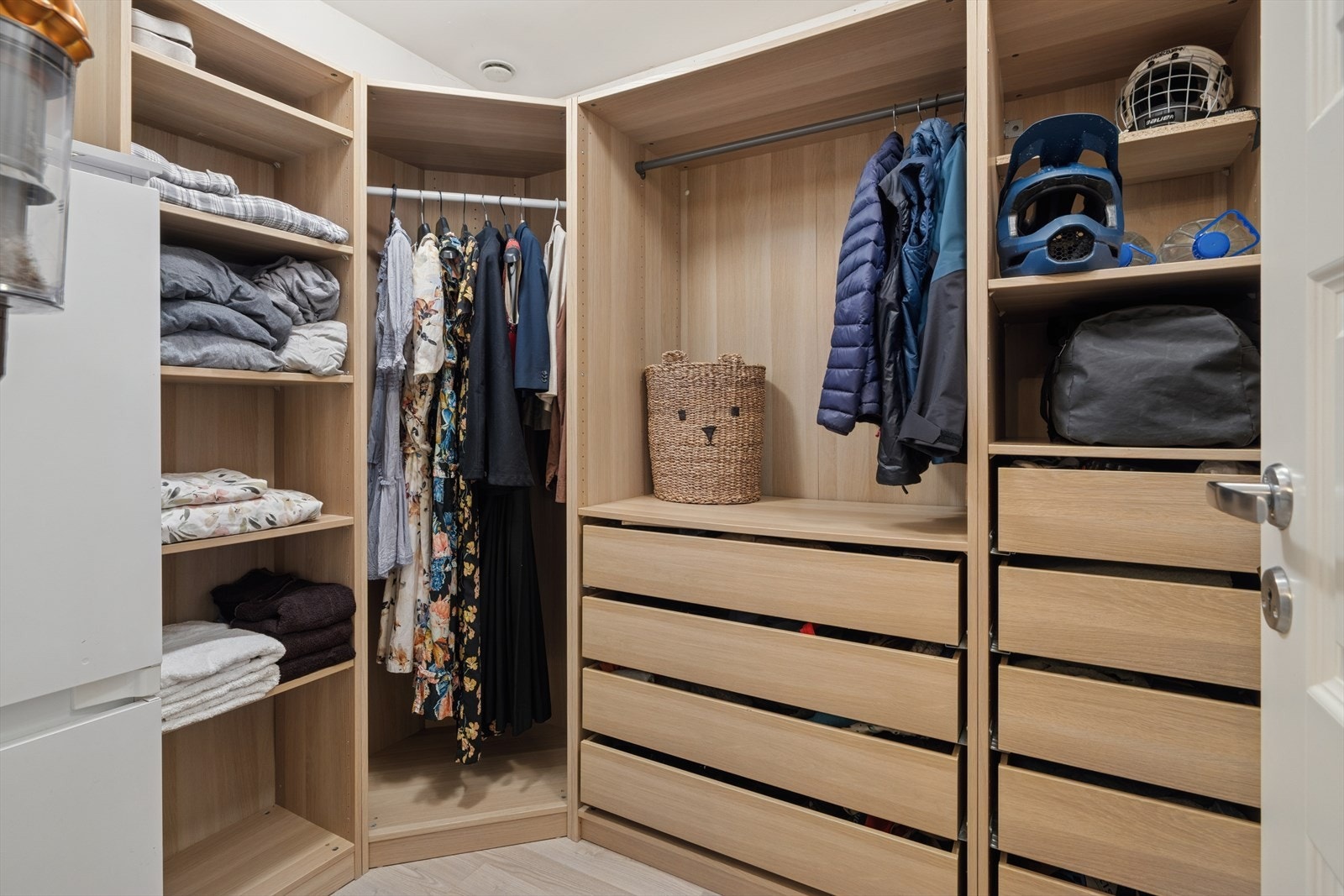 I underetasjen får du tilgang til et stort walk-in garderobe/bod med rikelig plass til klær og diverse. Galleribilde