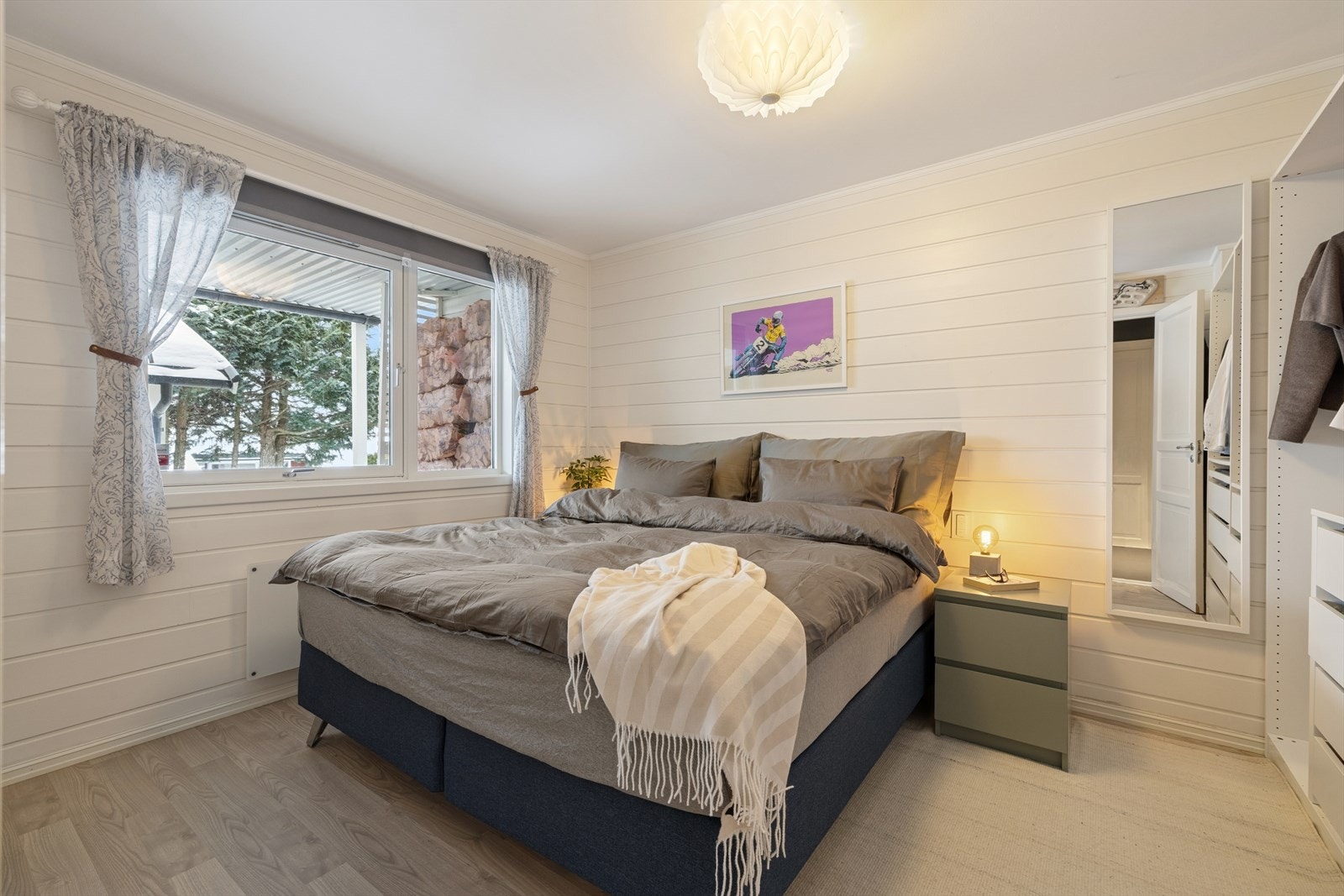 Hovedsoverom/soverom ll - Her har du gode innredningsmuligheter med plass til dobbeltseng, samt garderobeskap og øvrig møblering. Galleribilde