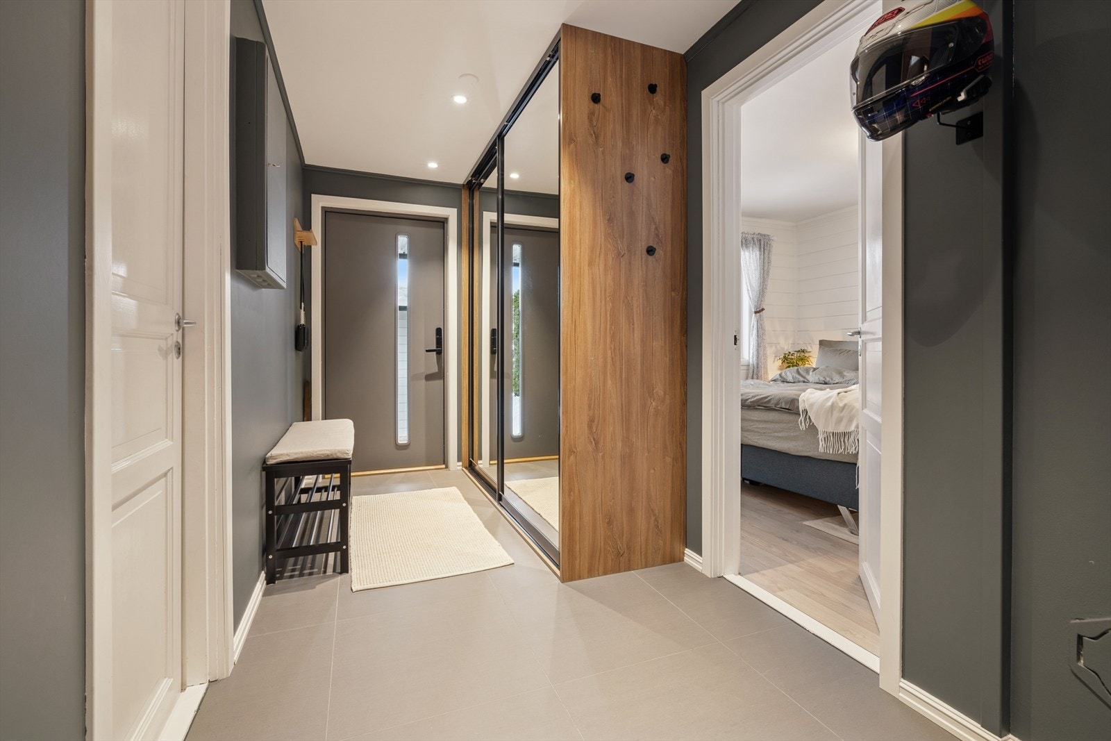 Velkommen inn i en innbydende entré som ble oppgradert i 2024 med flislagt gulv med gulvvarme, nye overflater og integrert, spesialtilpasset garderobeløsning. Galleribilde