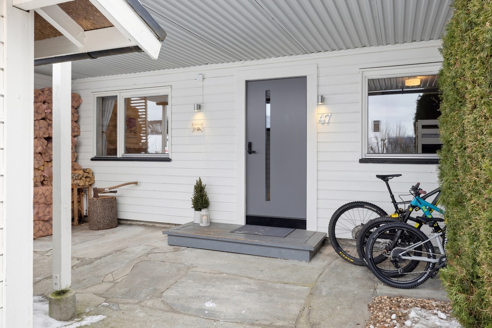 Inngangsdøren ble byttet ut i 2024 i forbindelse med oppgradering av entré. Galleribilde