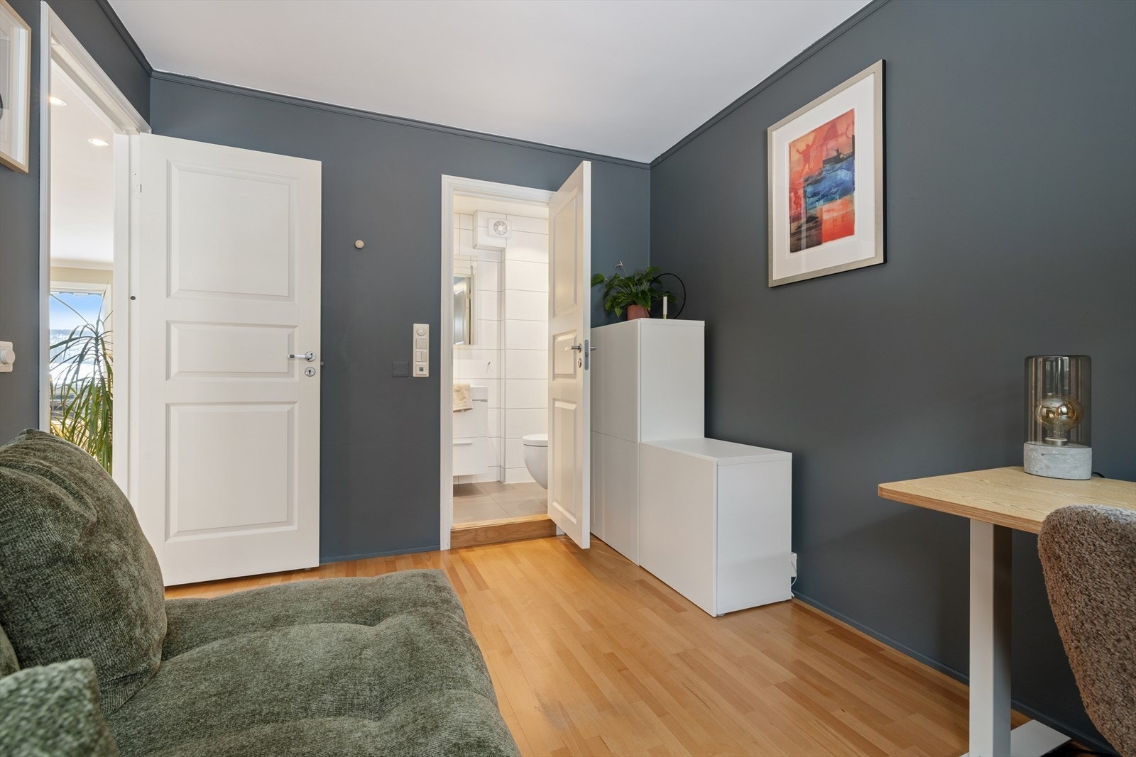 Soverom l - Fra soverommet har du direkte utgang til et av boligens to baderom. Rommet brukes i dag som kontor/gjesterom. Galleribilde